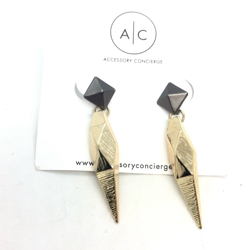 3/$30 NWT ACCESSORY CONCIERGE PYRAMID EARRING DANGLE GOLD TONE GEOMETRIC